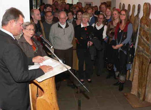 Vernissage-Publokum und Performance am 5.November 2006